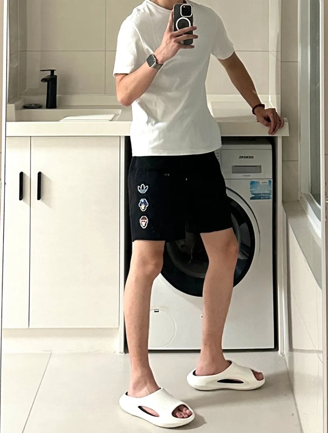 No watermark upper body renderings 𝟬𝟱𝟰𝟰𝟵# Exclusive real shot/difference between various stolen pictures and online version on the market [Adidas joint model for men and women Same Style𝗔𝗱𝗶𝗱𝗮𝘀/Adidas clover 𝘅 𝗠𝗼𝗻𝗸𝗲𝘆 𝗞𝗶𝗻𝗴𝗱𝗼𝗺 Joint Series 𝗪𝗼𝘃𝗲𝗻 𝗦𝗵𝗼𝗿𝘁𝘀】 Embroidered 𝗟𝗼𝗴𝗼 Drawstring Lace-Up casual sports casual shorts ✅Full set of 1:1 customized accessories ➕Customized three-label ➕𝗬𝘂𝗮𝗻 version hang tag ➕𝗹𝗼𝗴𝗼 packaging bag🔥 ➕Scan the tag to enter the official website. ✅The top version, worn by many bloggers on Xiaohongshu ins. 💥Excellent woven fabric, smooth to the touch, quick-drying, perspiration-wicking, lightweight, breathable, anti-wrinkle, highly elastic and non-deformable, making the upper body super stylish and cool. Very comfortable in the hot summer! ✅Simple and atmospheric! Ordered from a major factory, the three standards are complete. Both the fabric and workmanship details are absolutely top-notch. The three-dimensional tailoring makes the upper body appear slimmer. In the hot and long summer, it is strongly recommended that you have two, it is a must buy! Size: S.M, L, XL, Color: Black, White